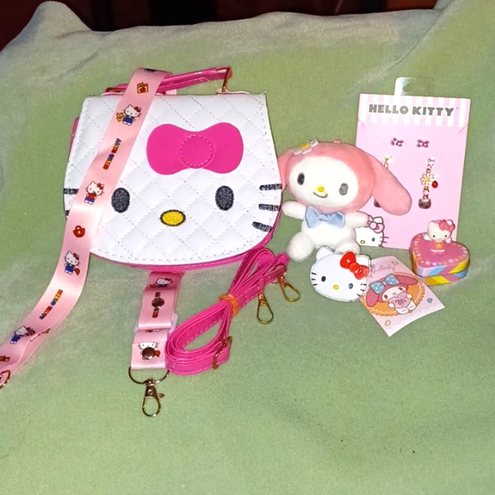 SANRIO New Charming Hello Kitty Purse and collectibles